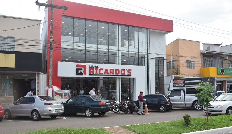 Lojas Ricardo’s lan&ccedil;a promo&ccedil;&atilde;o “Desconto do Tamanho do P&eacute;” em Para&iacute;so
