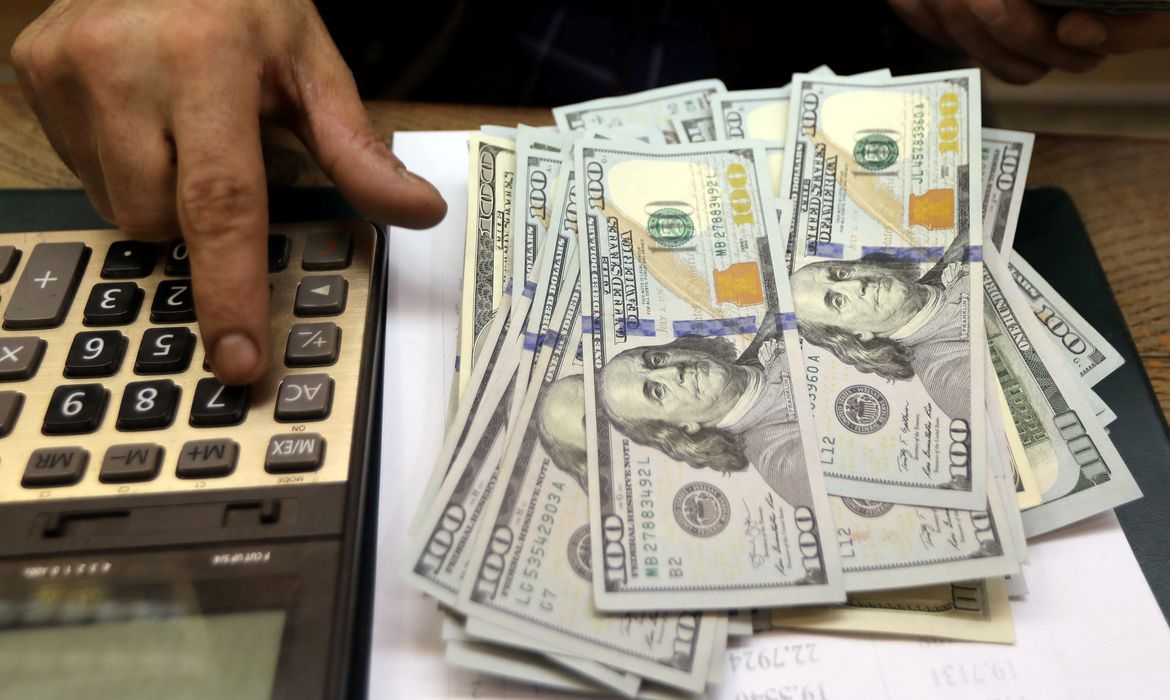 D&oacute;lar fecha abaixo de R$ 4,90 pela primeira vez em mais de dois anos