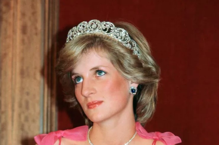 Ap&oacute;s 34 anos, c&aacute;psula do tempo enterrada pela princesa Diana &eacute; aberta; veja o que foi encontrado