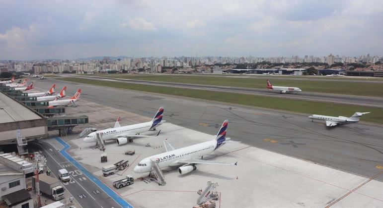 Pipas no espa&ccedil;o a&eacute;reo suspendem opera&ccedil;&otilde;es e desviam voos em S&atilde;o Paulo