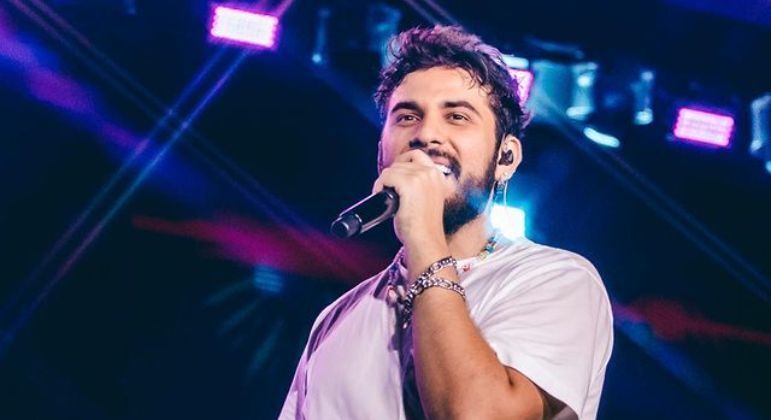 Foto de suposto beijo entre Gustavo Mioto e ex-BBB bomba na web; confira