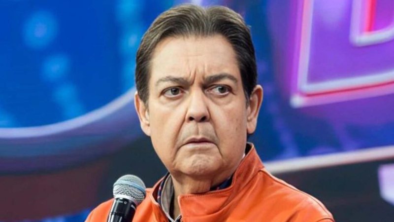 Longe da TV h&aacute; tr&ecirc;s anos, como est&aacute; a sa&uacute;de de Faust&atilde;o? Filho revela rotina atual do apresentador