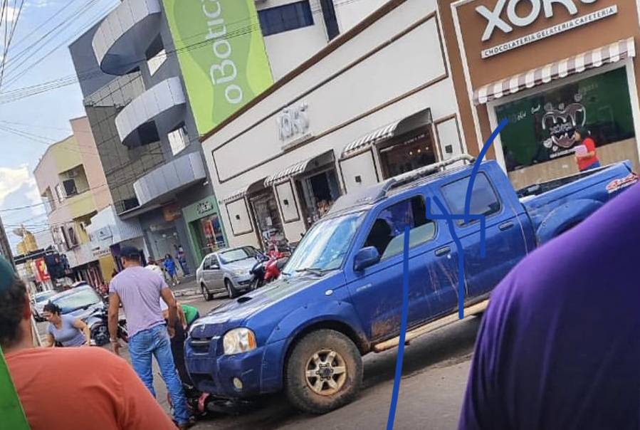 Motorista de ônibus escolar bate em carreta e fica gravemente