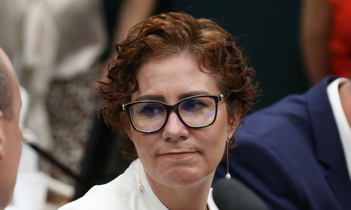 Presidente na It&aacute;lia, Carla Zambelli pede ajuda de influenciadores para pressionar ministro italiano