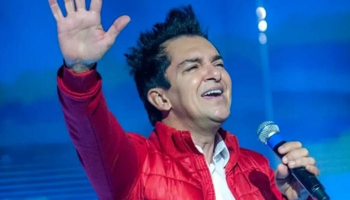 Casa de Regis Danese pega fogo e cantor faz apelo emocionante por ora&ccedil;&otilde;es