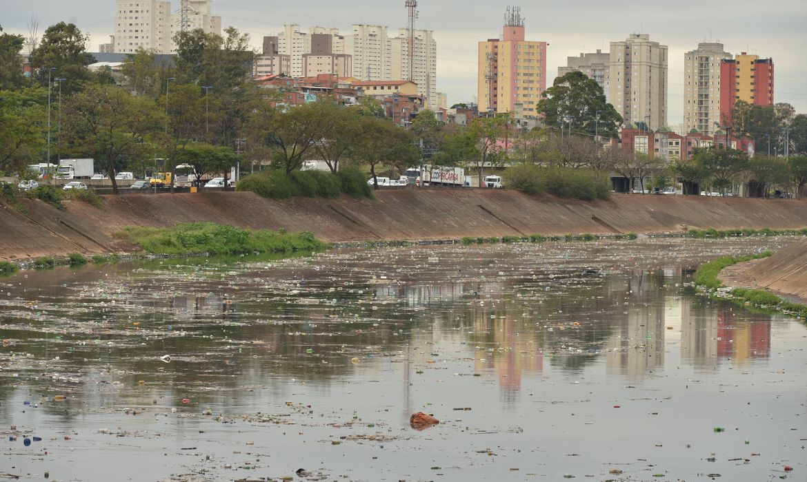 Imagens de sat&eacute;lite revelam avan&ccedil;o da espuma t&oacute;xica no Rio Tiet&ecirc;