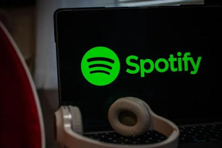 Spotify &eacute; processado nos EUA por supostamente ignorar redes de bots que inflariam n&uacute;meros de reprodu&ccedil;&otilde;es de artistas como Drake