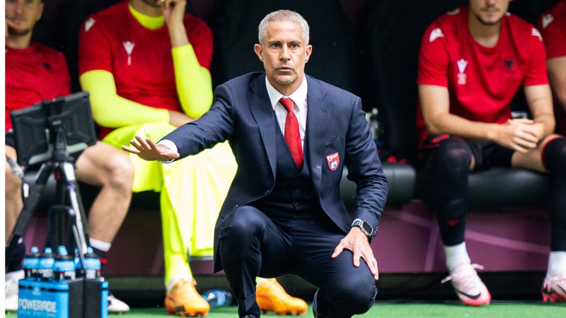 Sylvinho conduz Alb&acirc;nia &agrave; repescagem para a Copa do Mundo de 2026