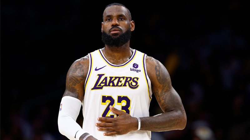 LeBron James avalia futuro entre seguir no Lakers ou buscar parceria hist&oacute;rica com Curry