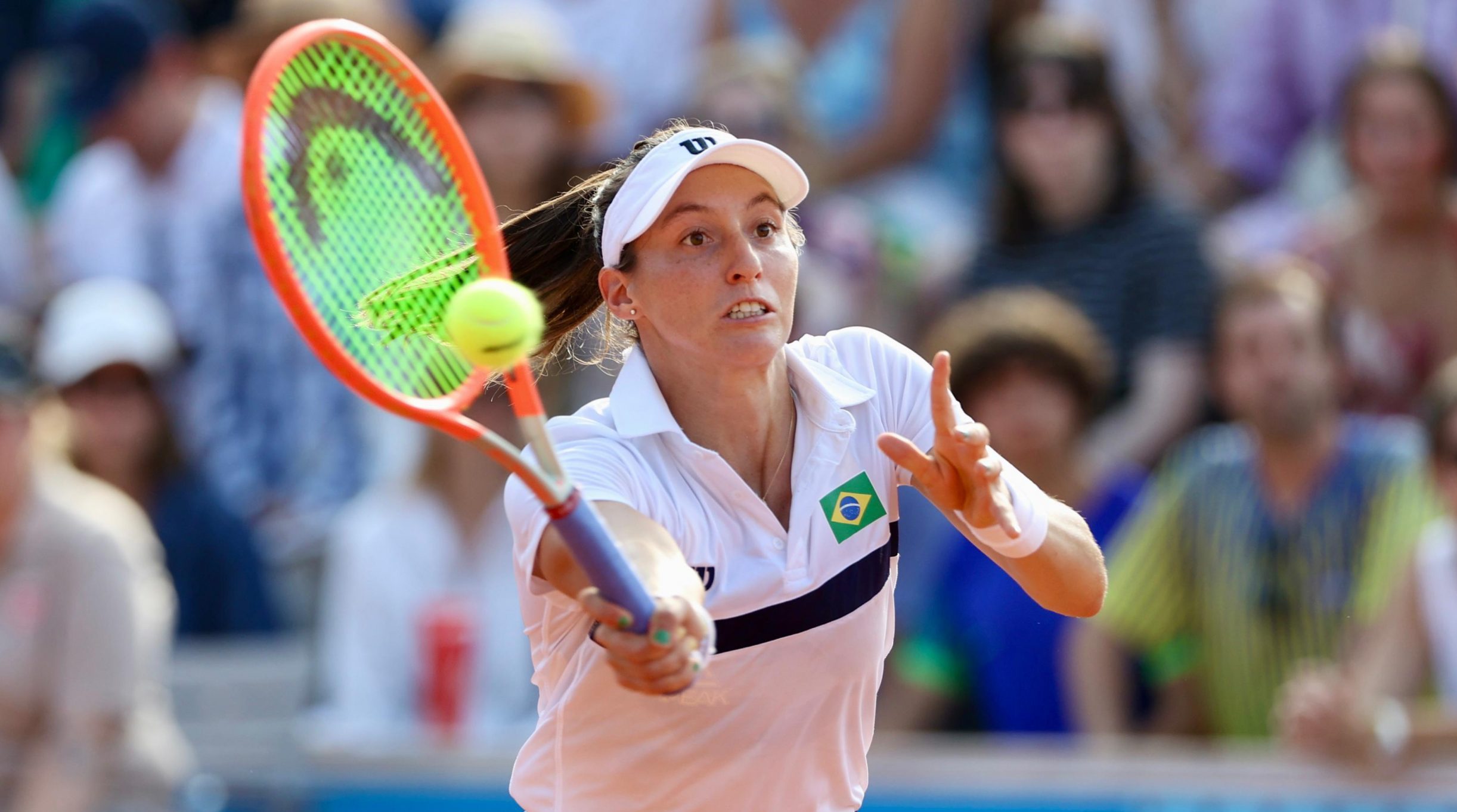 Luisa Stefani cai na semifinal de Roland Garros, mas alcan&ccedil;a melhor ranking da carreira