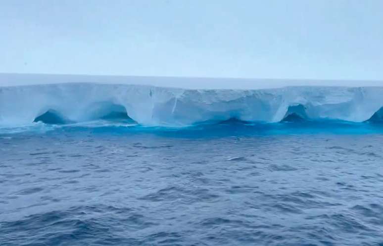 Alerta global: maior iceberg do mundo est&aacute; &agrave; beira do colapso, afirma a NASA