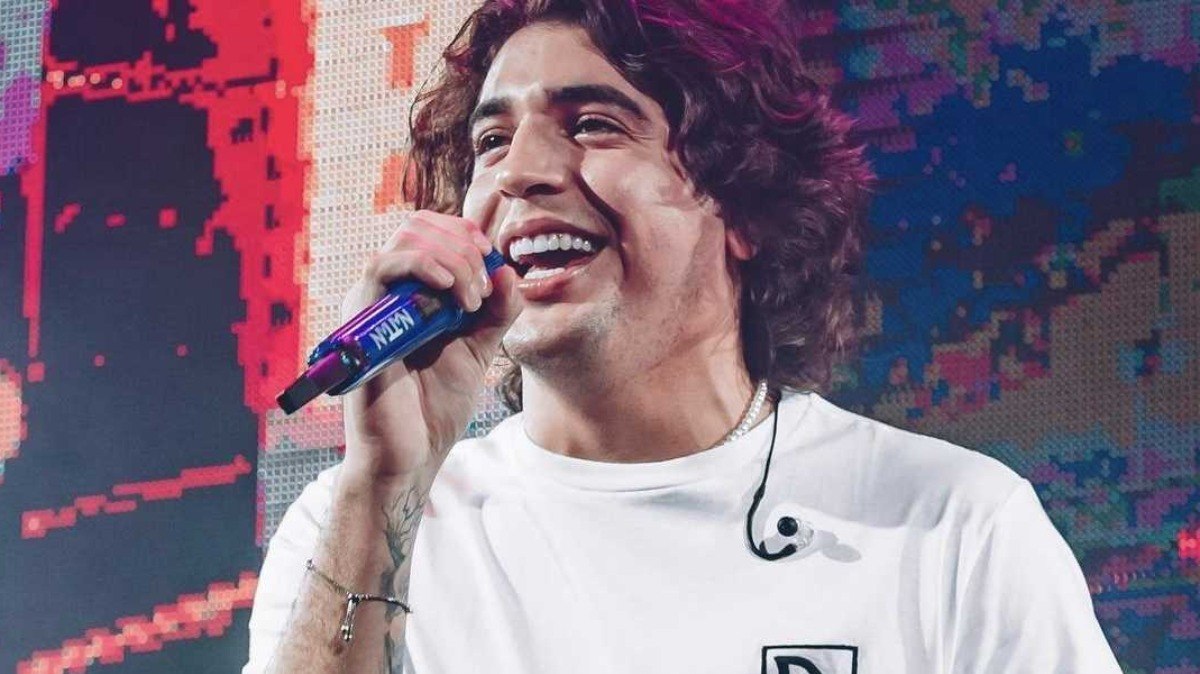 Nattan distribui bebidas durante show e anima p&uacute;blico na 2&ordf; edi&ccedil;&atilde;o do Mandacaru em S&atilde;o Paulo