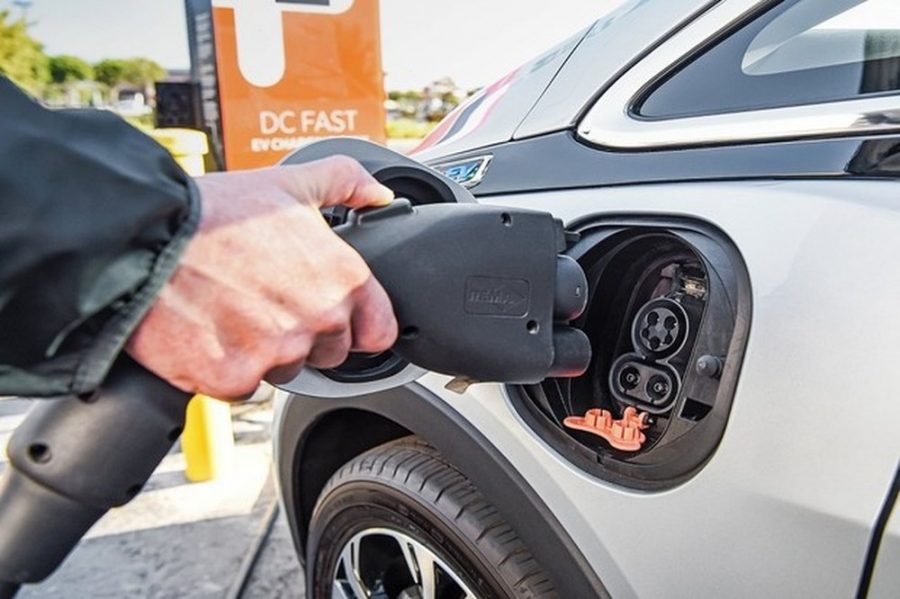 Diferen&ccedil;a entre carro h&iacute;brido e el&eacute;trico: entenda qual vale mais a pena