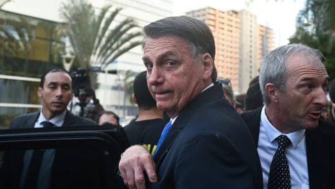 Moraes d&aacute; 24 horas para defesa explicar arma ligada a Bolsonaro apreendida em blitz