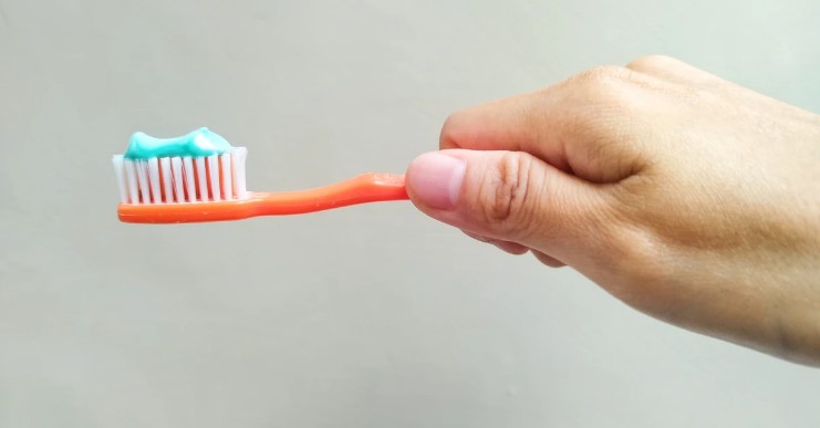 Pasta de dente feita de cabelo pode regenerar esmalte e prevenir c&aacute;ries, sugere estudo