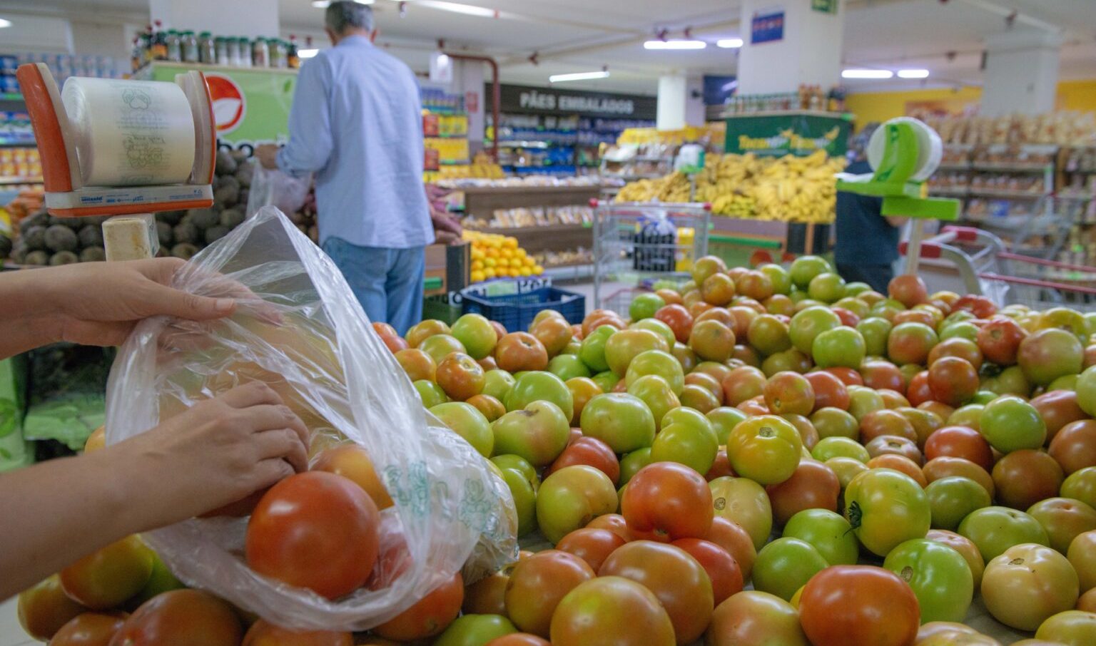 Pre&ccedil;o dos alimentos cai pelo quarto m&ecirc;s seguido e acumula defla&ccedil;&atilde;o de 1,17%, aponta IBGE